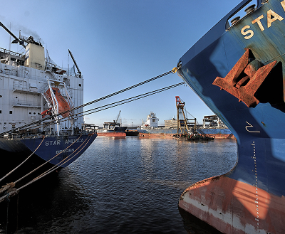 Containerschiff verbunden mit einem Schlepper