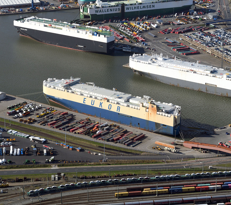 Hafen von oben in dem mehrere Schiffe angelegt haben