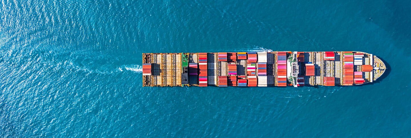 Containerschiff von oben auf offenem Meer