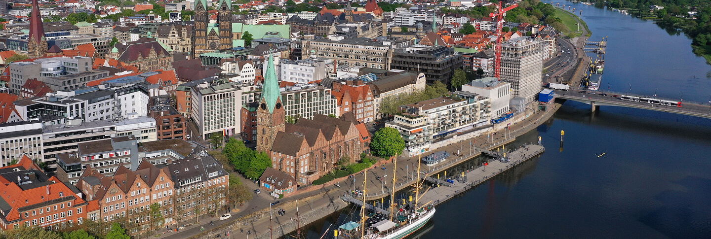Blick von oben auf die Schlachte in Bremen. Links die Weser und rechts das Schlachte-Ufer mit den Häusern dahinter